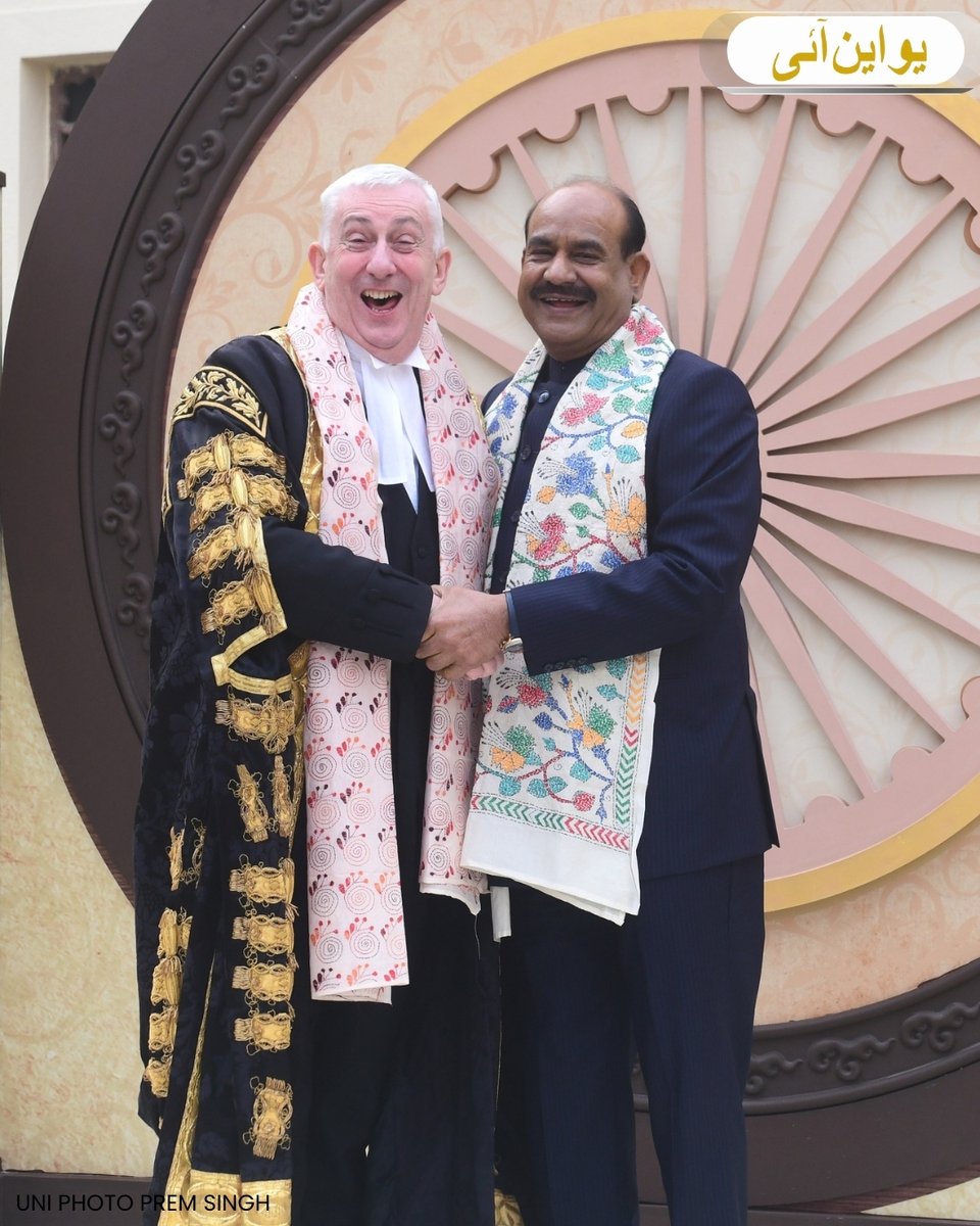 uniurdunews's tweet image. لوک سبھا کے اسپیکر اوم برلا نے 28ویں دولتِ مشترکہ کانفرنس برائے اسپیکرس اور پریزائیڈنگ افسران سے قبل مختلف دولتِ مشترکہ ممالک کے نمائندوں کا استقبال کیا۔ 
📸: پریم سنگھ ( یو این آئی)
#OmBirla I #LokSabhaSpeaker I #CommonwealthConference I #28thCSPOC I #ParliamentHouse I #NewDelhi