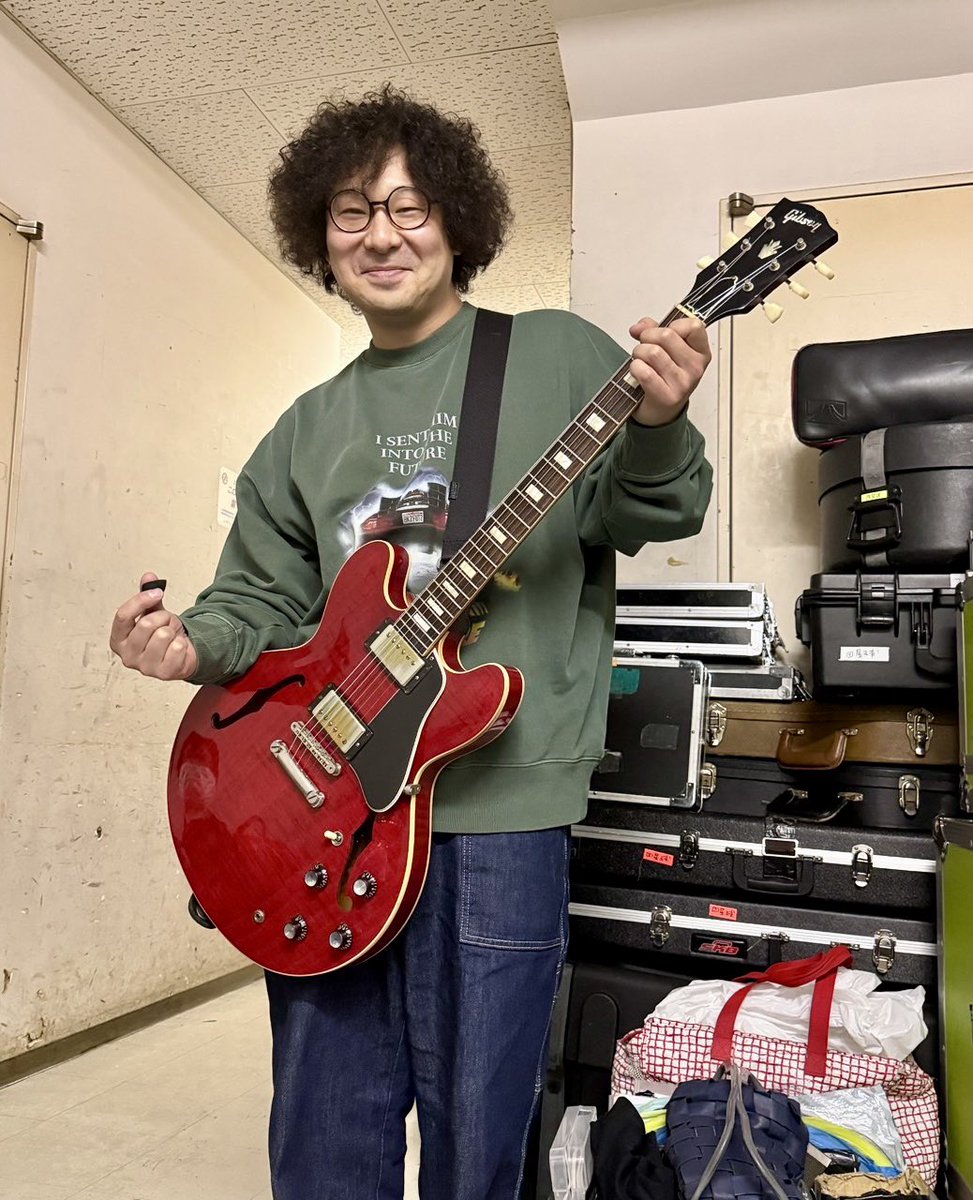 BLUE ENCOUNT 江口くんのギターを楽屋でちょっとだけ弾かせてもらった！
ES-335良いな〜✨🎸

撮影：江口雄也<a href="/eguchi_bluen/">江口雄也@BLUE ENCOUNT</a>
