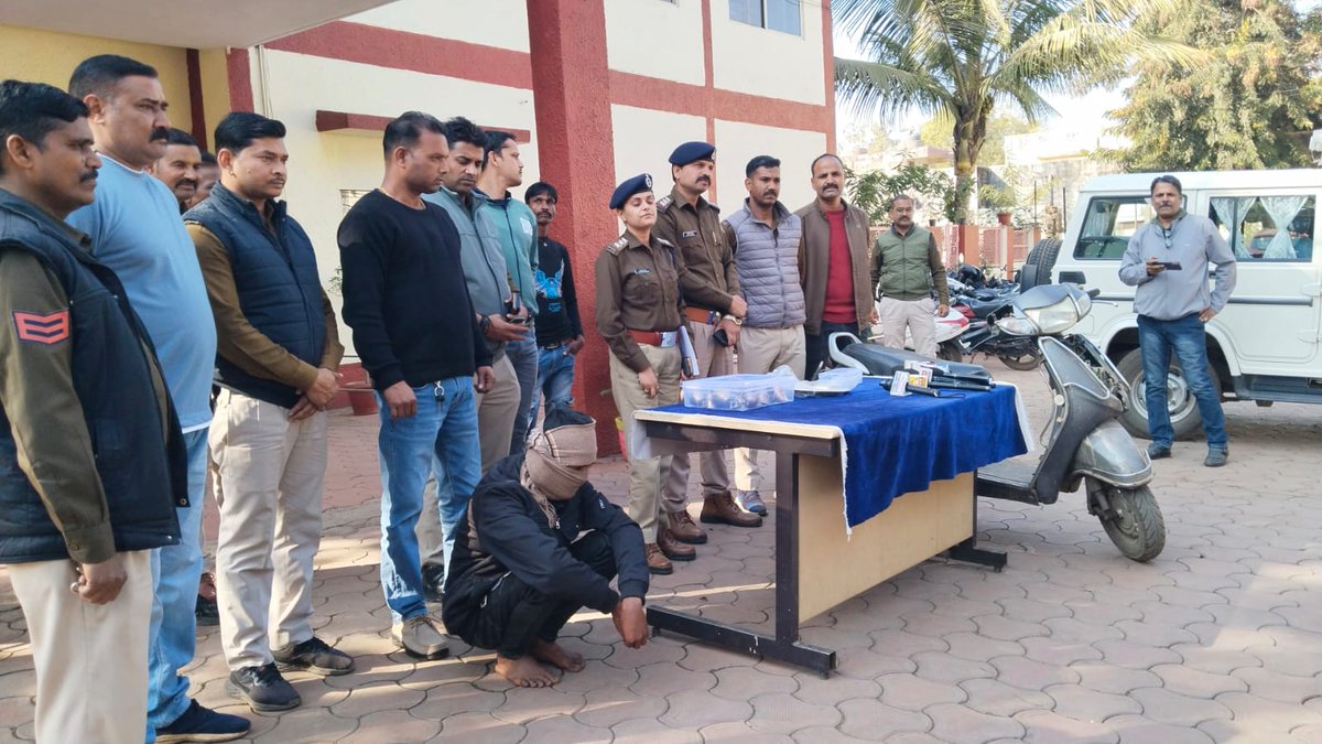 guna_police's tweet photo. 🚨 गुना पुलिस की बड़ी सफलता !

गुना कोतवाली पुलिस ने गणेश मंदिर से चोरी का किया मात्र 5 दिनों में खुलासा।

चोरी की एक्टिवा स्कूटर सहित शातिर चोर गिरफ्तार कर ₹1.05 लाख का माल बरामद किया।
@DGP_MP @MPPoliceDeptt @JansamparkMP https://t.co/32lUm6H1wP