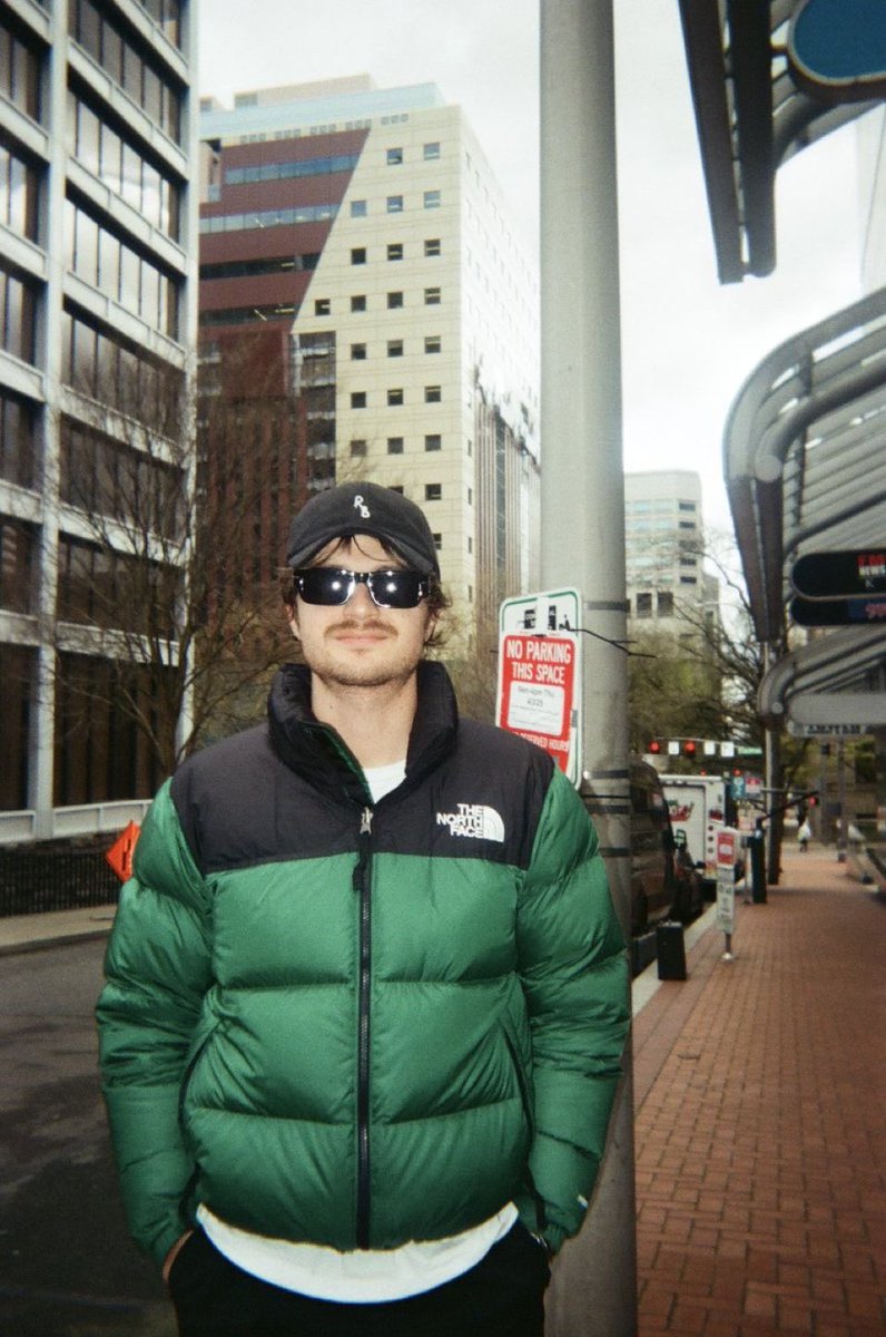 appledjo's tweet image. i think about this photo all the time and how he looks like a frog🐸