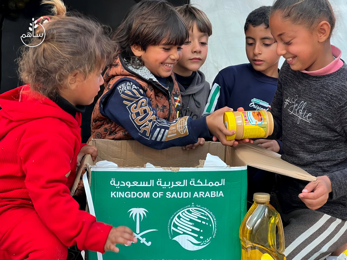 مساعدات غذائية تصل لتلامس احتياجهم اليومي،
تحمل في تفاصيلها معنى العناية والوقوف مع الإنسان أينما كان 

sahem.ksrelief.org

#الحملة_السعودية_لإغاثة_فلسطين