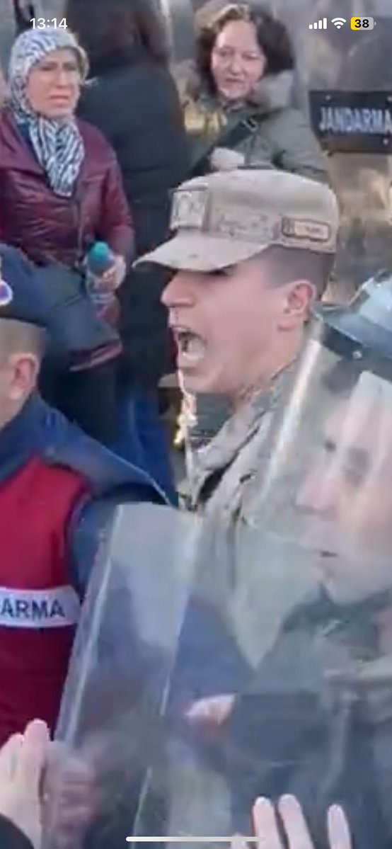 Bu askerimizi dikkatle izledim. Kendisi bile ne yaptığını bilmeden her yere bağırıp çağırıp saldırıyor. Sen bir askersin, saldırdığın o halkın güvenliğinden sorumlusun eğer psikolijik bir rahatsızlığı varsa derhal psikiyatriye götürülmelidir.
Memleketimizin askeri soğukkanlı ve