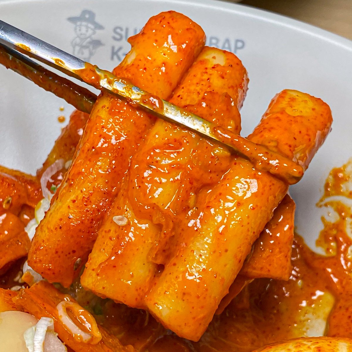 แวะป้ายยาร้านคิมบับเปิดใหม่แถวรร. อัสสัมบางรักได้ป่ะ ไปลองมาแล้วชอบมาก ๆๆ อร่อยอะแม่!!🇰🇷

ชื่อร้านว่า 선비 꼬마김밥 หรือ Sunbi Kimbap K-bap จ้าา~ 

ชอบต็อกบกกี หนึบสะใจ ซอสเข้มข้นเลยล่ะพี่😭 นี่สั่ง Sunbi set อะ มีต็อกบกกี + คิมบับ 5 ชิ้น ได้ชิมทุกไส้ 279.- มาพร้อมซอส