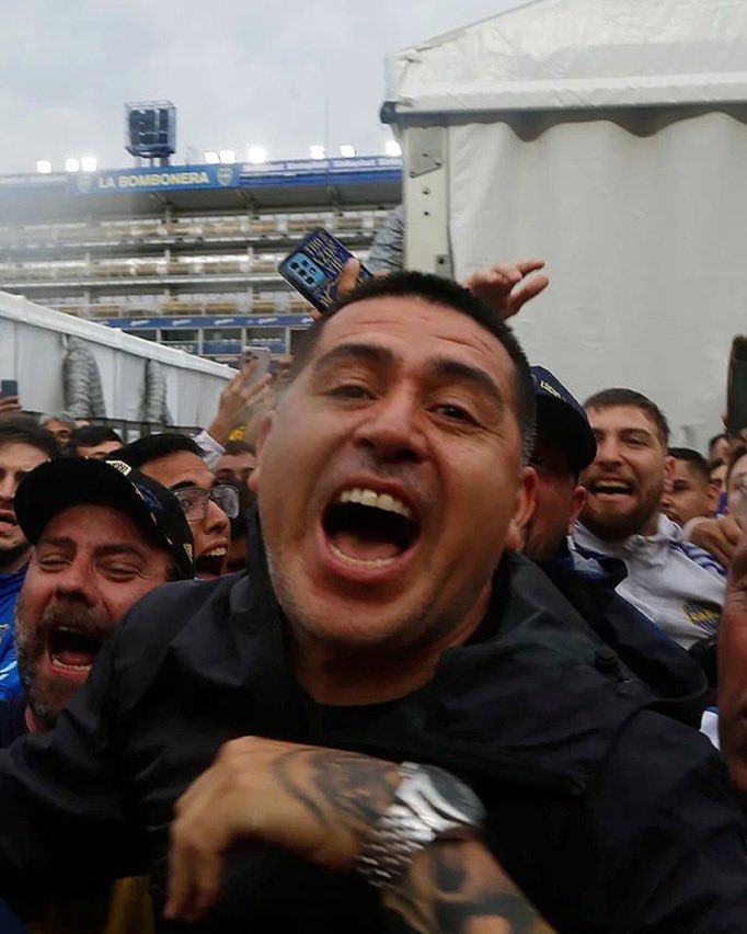 cucky_men's tweet image. Boca no tiene técnico, no tiene equipo competitivo para ganar algo y ni hablar la libertadores, no tiene suplentes y sobre todo no tiene dirigencia. Hoy riquelme es un payaso que boludea en Boca predio vestido de jugador tomando mate y comiendo asado 🤷‍♂️🙏
Es hora de decir basta