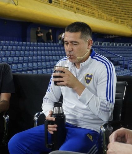 cucky_men's tweet image. Boca no tiene técnico, no tiene equipo competitivo para ganar algo y ni hablar la libertadores, no tiene suplentes y sobre todo no tiene dirigencia. Hoy riquelme es un payaso que boludea en Boca predio vestido de jugador tomando mate y comiendo asado 🤷‍♂️🙏
Es hora de decir basta
