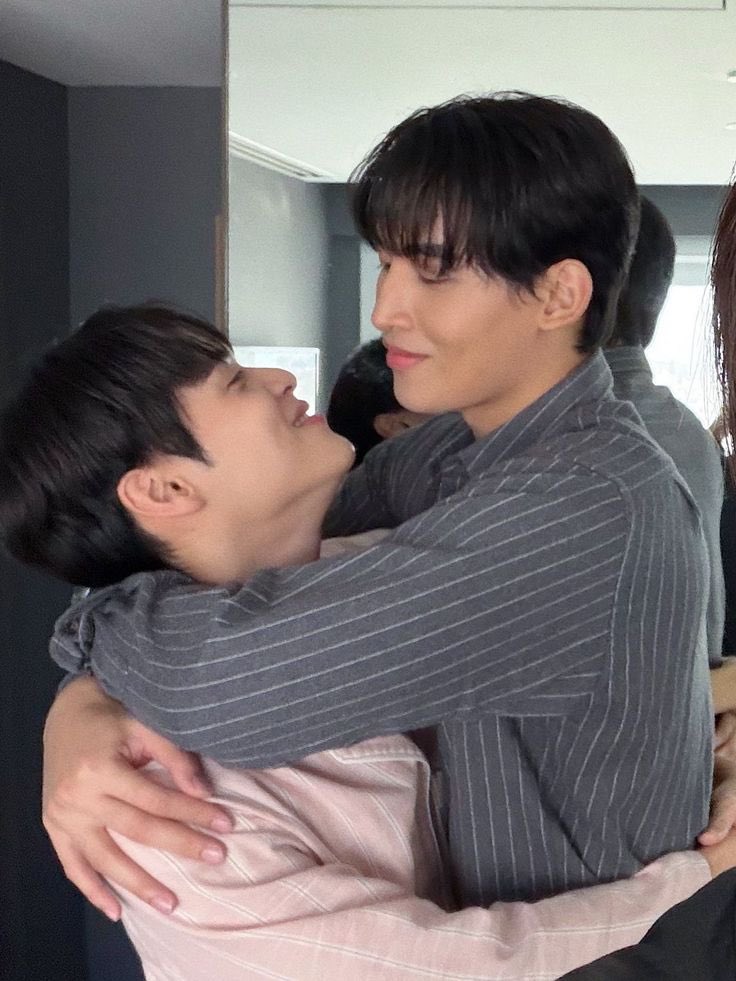 daggerrosez's tweet image. I LOVE U GUYSSS SO MUCH!! HAPPY TO BE PART OF THIS FAMILY 🥺🩵🩵🩵

#OhmPoon #โอห์มปูน 
#OhmThitiwat #poon_mit12