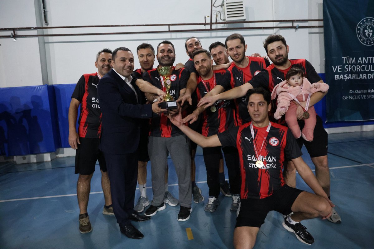 Kaymakamlığımızca düzenlenen ve İlçe Gençlik Spor Müdürlüğümüzce koordine edilen, Kaymakamlık Voleybol Turnuvası'nın final maçı heyecanına ortak olduk. 1. 2. ve 3. olan takımlarımıza kupalarını teslim ettik.
instagram.com/p/DTh0IiojIyd/…
