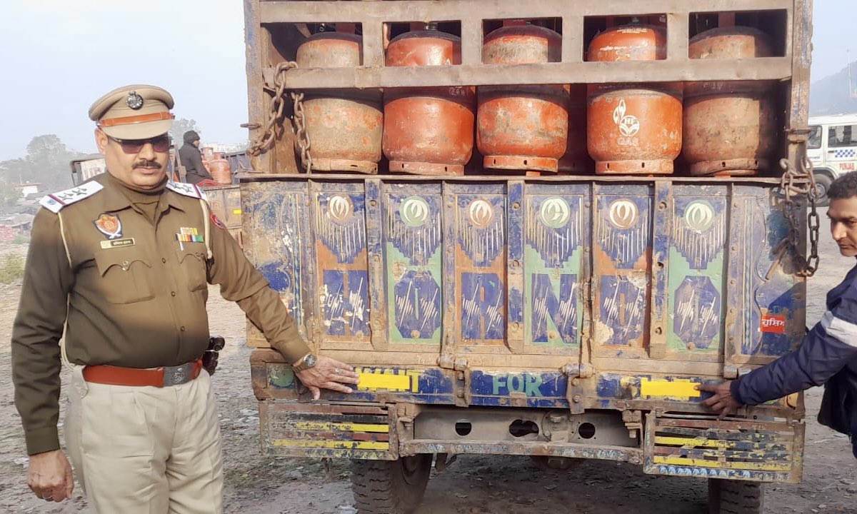 PP_Hoshiarpur's tweet photo. Under National Road Safety Month, Hoshiarpur Police (City Traffic Police) installed reflective tape on load-carrying vehicles to prevent accidents during foggy conditions. Drivers were also sensitized about following traffic rules.
#RoadSafetyMonth #TrafficAwareness #FogSafety https://t.co/BDQC5Jq995
