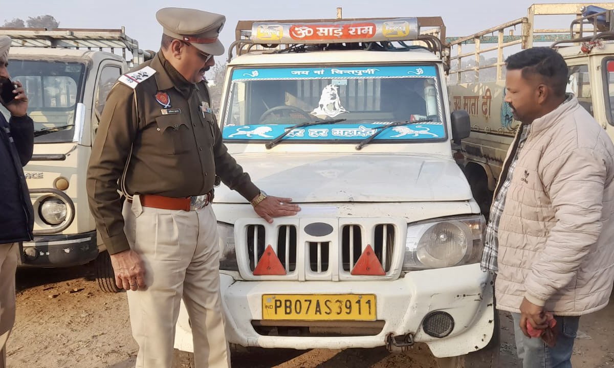PP_Hoshiarpur's tweet photo. Under National Road Safety Month, Hoshiarpur Police (City Traffic Police) installed reflective tape on load-carrying vehicles to prevent accidents during foggy conditions. Drivers were also sensitized about following traffic rules.

#RoadSafetyMonth #TrafficAwareness #FogSafety https://t.co/BDQC5Jq995
