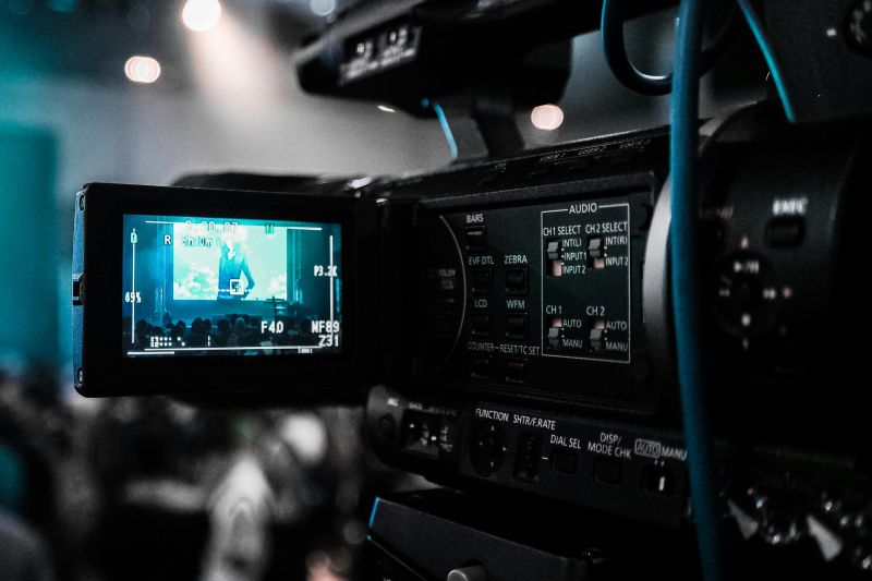 Want to sound clear, calm, and quotable on video? We share our go-to virtual media interview refresher, from tech checks to soundbites, in <a href="/slicedbrand/">SlicedBrand</a> 's latest blog post: slicedbrand.com/blog/virtual-m…