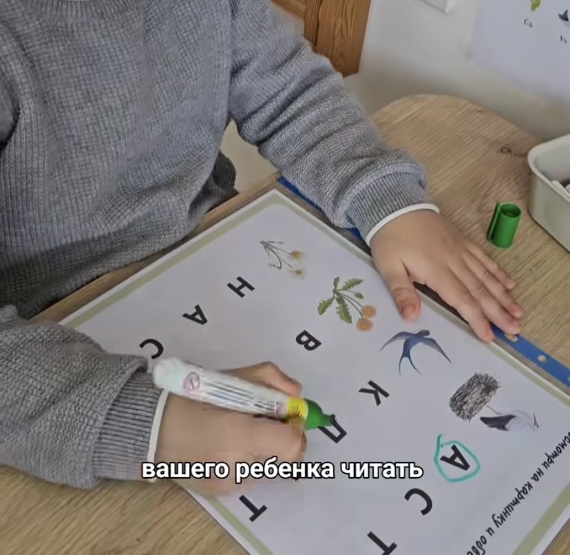 Türkle evli Rus bir kadına denk geldim. Gördüğünüz gibi hepsi çocuklarını Rus kimliği ile Rus milliyetçi olarak yetiştiriyor ve çocukların öğrendikleri ilk ana dil Rusça. Hepsi böyle bunların. Siz “soy babadan geçer” edebiyatı yapmaya devam edin. Ana neyse çocuk da odur.