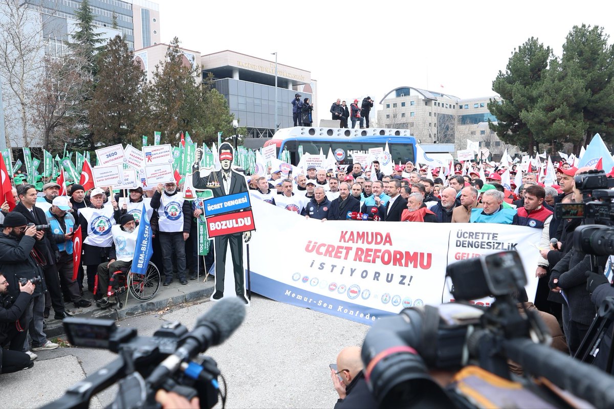 Ücrette dengesizlik gelir de adaletsizlik kamu da huzursuzluk bitsin!

2026’nın ilk maaş gününde;
Memur-Sen ve bağlı sendikalarımızla birlikte Ankara başta olmak üzere 81 ilde adaletsizliğe karşı sesimizi yükselttik.

Taleplerimizi tekrar ifade ettik:

▪️ Kamuda ücret reformu