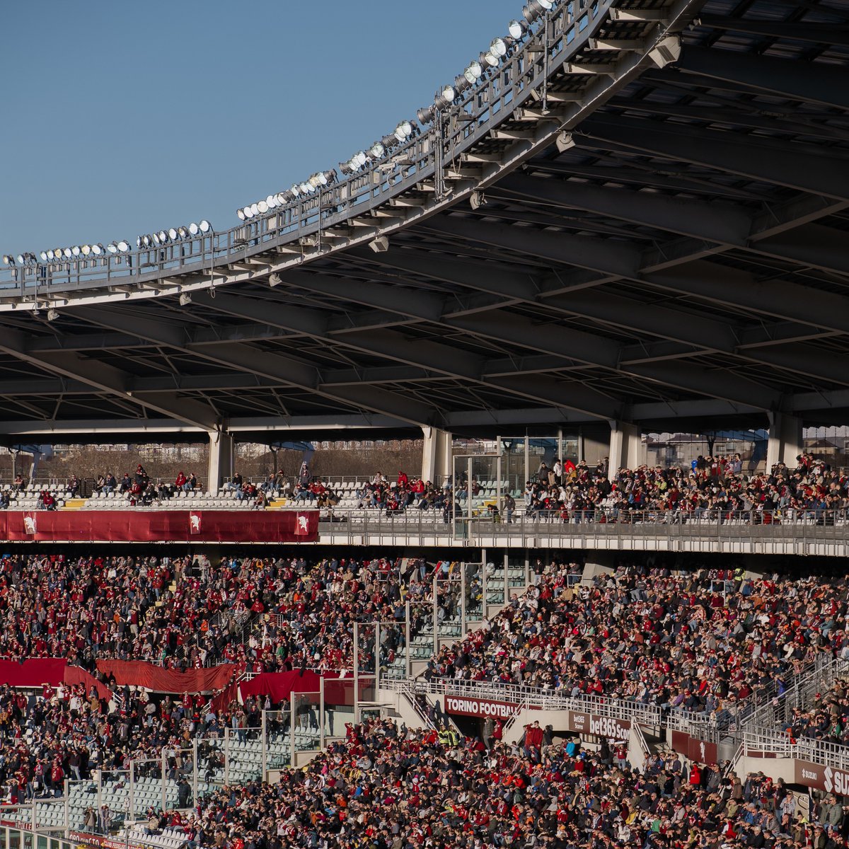 TorinoFC_1906's tweet photo. Domenica si torna a casa: terzo scontro stagionale con la Roma, questa volta al Grande Torino! 🏠

Risparmia usando la tua Cuore Granata: ultime disponibilità in Maratona. Vi aspettiamo per #TorinoRoma calcio d'inizio alle ore 18! 💪

👉 https://t.co/NrA775lJJu https://t.co/eLvgyvkN5B