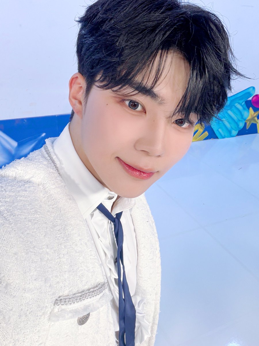 ZB1_official's tweet image. _𝗭𝗘𝗥𝗢𝗙𝗢𝗖𝗨𝗦

제로즈, 만약 엠카에서 만난 스페셜MC가
스노우 프린스라면 어떡할거야...?❄️👑

#ZEROBASEONE #ZB1 #제로베이스원
#PARKGUNWOOK #박건욱