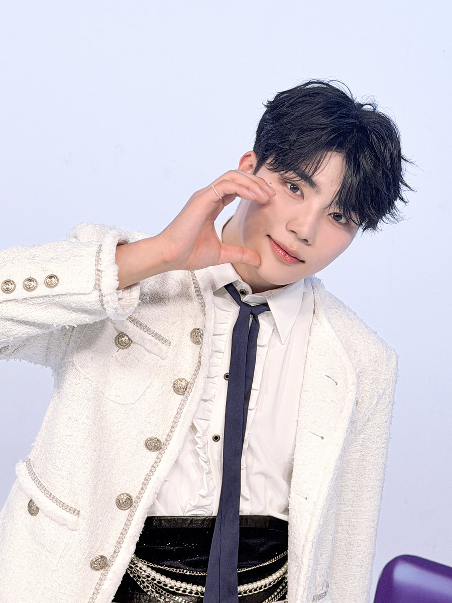 ZB1_official's tweet image. _𝗭𝗘𝗥𝗢𝗙𝗢𝗖𝗨𝗦

제로즈, 만약 엠카에서 만난 스페셜MC가
스노우 프린스라면 어떡할거야...?❄️👑

#ZEROBASEONE #ZB1 #제로베이스원
#PARKGUNWOOK #박건욱