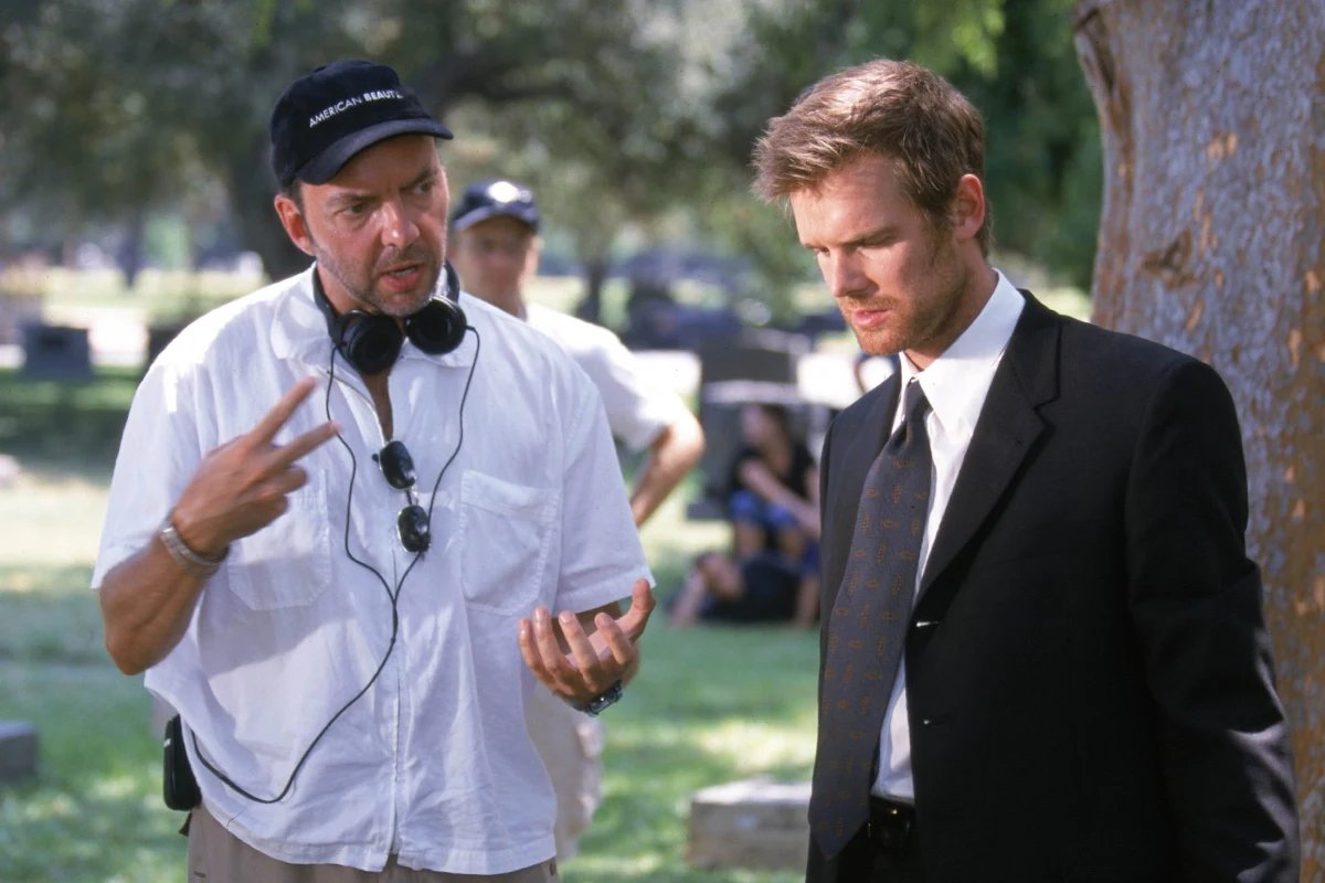 «Recuerdo haberme emocionado durante el rodaje, montándolo, y recuerdo llorar cuando lo escribía».

Alan Ball, creador de 'A dos metros bajo tierra', sobre el maravilloso final de la serie🥹

🗣️ Una entrevista de <a href="/CrispAffected/">Xavi Arnaiz</a>: serielizados.com/entrevista-a-a…