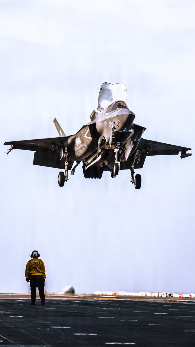Up and Away! 

U.S. Marines and Sailors conduct flight operations aboard forward-deployed amphibious assault carrier USS Tripoli (LHA 7), Dec. 11, 2025, while conducting routine operations underway. 

#US7thFleet | #FlyNavy https://t.co/j4kJwfwp8C