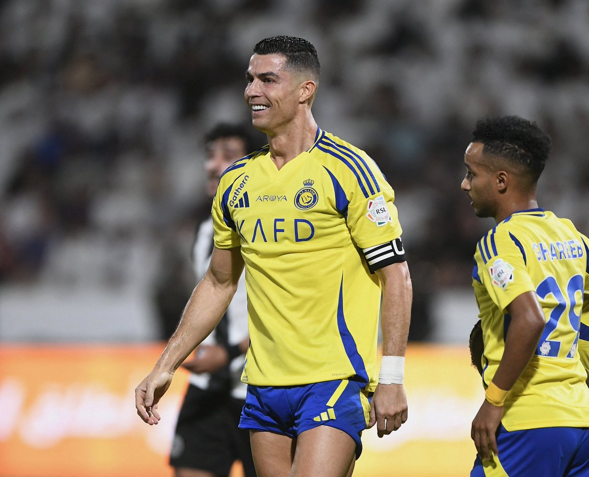 اختصر على النصر في سطرين فقط 💔💔
بالنسبة لي 
الغنام بوشل الخيبري مران ويسلي كمارا 
وفالاخير ويمكن ينتقدني البعض  رونالدوا سرطان النصر ما تستفيد منه الا عند الباب فقط بل بيضيع اكثر من ٤ فرص محققة قبل يسجل لك هدف النصر يعاني بعد تاليسكا النصر محتاج مهاجم يسجل ويساند #النصر