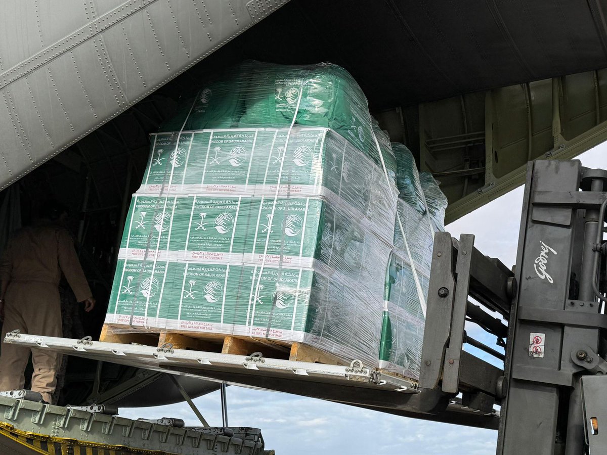 KSRelief_EN's tweet image. The arrival of the 79th Saudi relief aircraft to provide aid to the Palestinian people in the #Gaza Strip.