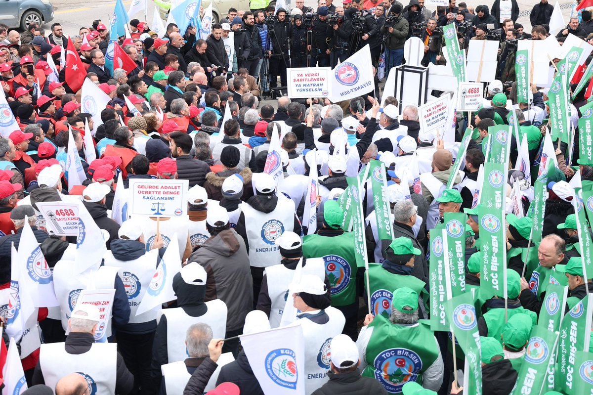 🎙️HESABIN SORUMLUSU MALİYE BAKANLIĞI ÖNÜNDEYDİK.
KAMUDA ÜCRET REFORMU İSTİYORUZ !

Bugün, 2026’nın ilk maaş gününde, kamu görevlilerimizin haklı beklentilerini dile getirmek ve oluşan mağduriyeti haykırmak için Maliye Bakanlığı önünde ve 81 ilde meydanlardaydık. Rakamların