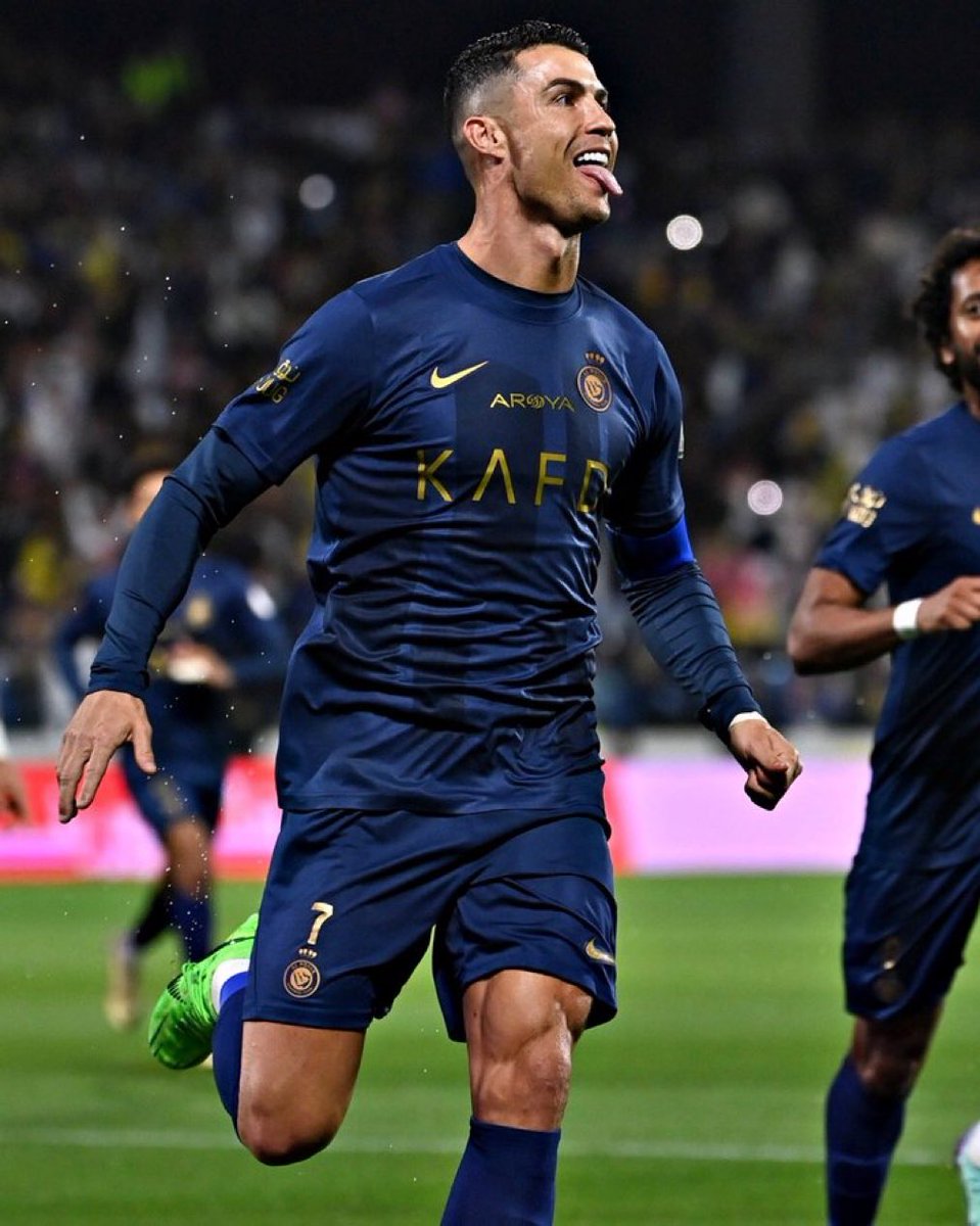 متى يعي جمهور النصر ان كرستيانوا اصبح عبا ثقيل على النصر هداف العالم صح  اسطورة العالم بالتأكيد شعبية طاغية نعم ماعليها غبار  قائد فالملعب وحماسي اتفق معك بس فالجانب الاخر تبي مهاجم يبني مع الوسط تبي مهاجم لياقه عالية تبي مهاجم يساندك في الوسط ويصنع الفارق تبي مهاجم باقي عنده