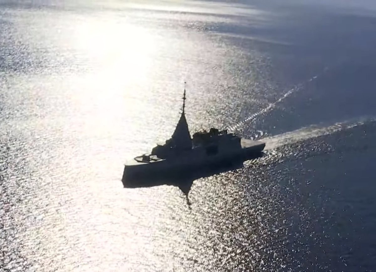 e_amyna's tweet image. Λαμπρή υποδοχή της Φ/Γ Κίμων στο Φαληρικό Όρμο: κατάπλους με συνοδεία 2 φρεγατών, 2 πυραυλακάτων, 2 κανονιοφόρων, 2 ΣΑΠ και ελικοπτέρων, πλους ανοιχτά της ΣΝΔ, μεταξύ Θ/Κ Αβέρωφ και τριήρους "Ολυμπιάς", και πορεία προς Ναύσταθμο Σαλαμίνας. (οπτικό υλικό: ertnews.gr)