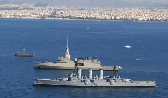 e_amyna's tweet image. Λαμπρή υποδοχή της Φ/Γ Κίμων στο Φαληρικό Όρμο: κατάπλους με συνοδεία 2 φρεγατών, 2 πυραυλακάτων, 2 κανονιοφόρων, 2 ΣΑΠ και ελικοπτέρων, πλους ανοιχτά της ΣΝΔ, μεταξύ Θ/Κ Αβέρωφ και τριήρους "Ολυμπιάς", και πορεία προς Ναύσταθμο Σαλαμίνας. (οπτικό υλικό: ertnews.gr)