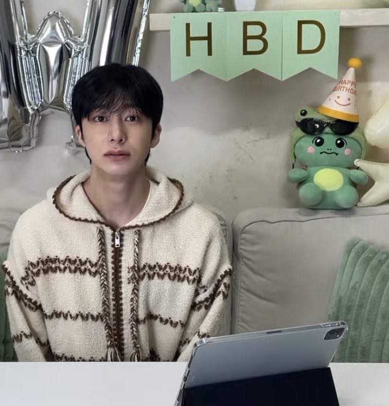 bigmonstas's tweet image. they look identical 😭😭😭