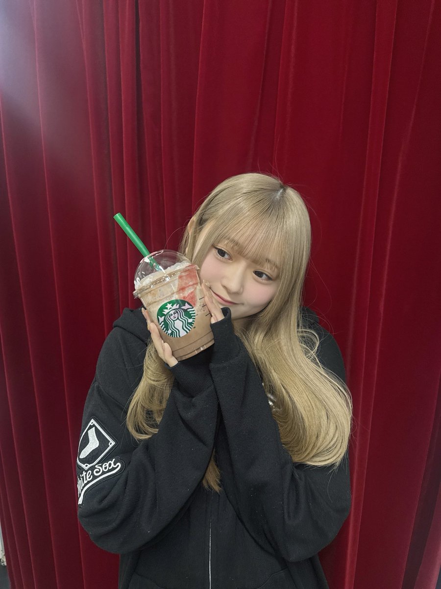 当たり前に昨日スタバの新作飲んだよ🍫 #カカオandストロベリームース