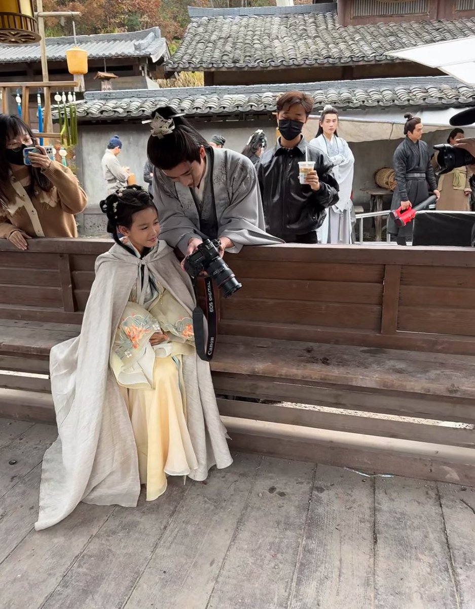 hhui_xiang's tweet image. 금월여가 아역배우가 알려준 승뢰님 미담
승뢰님이 아역배우한테 아이스크림 사주셨대!
이 사진이 승뢰님 처음 만난 사진이라는데 승뢰님 아역배우한테 카메라 보여주고 있는거 너무 웃김 ㅋㅋ
그리고 실물 후기 풀어주셨는데 너무 잘생기셨대