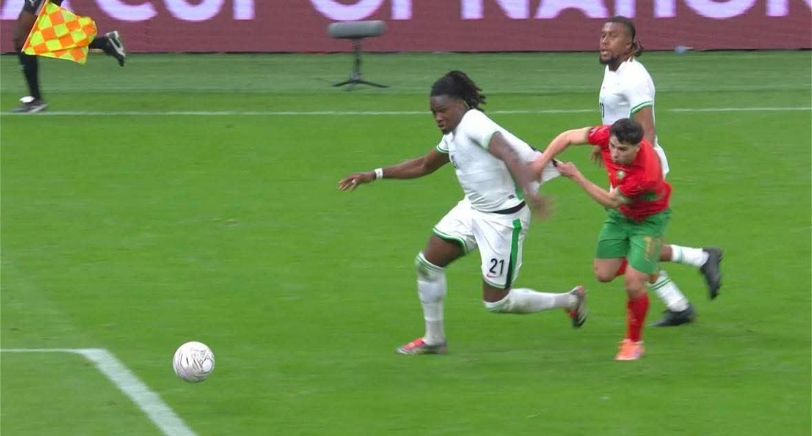 dmightyangel's tweet image. Whoever wrote this did an excellent analysis....

NIGERIA  vs MOROCCO  — AFCON SEMI-FINAL: A STORY OF ROBBERY, WEAKNESS AND SELF-SABOTAGE

Let us speak plainly and without sugar-coating: what happened in that Nigeria vs Morocco semi-final was a disgrace to African football.

It…