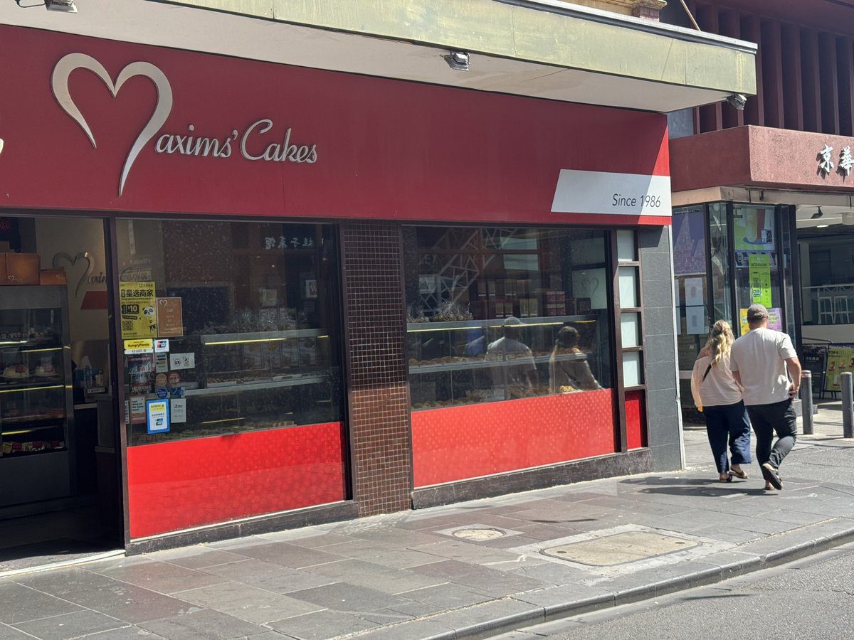 TonyLiWriting's tweet image. 有啲店唔一定靠「最潮」生存，佢靠嘅反而係一代人嘅記憶。

Melbourne City 唐人街呢間 西餅（Maxim’s Cakes） 真係開咗好耐。印象中我讀 High School 嗰陣佢已經喺度，而家反而變成少數仍然賣舊式港式西餅同麵包嘅店——嗰種栗子蛋糕、芋頭蛋糕、腸仔包、忌廉蛋糕，真係一眼就認得嘅年代感。