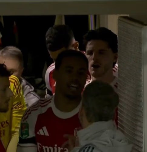 🚨 Reports claim Declan Rice was involved in a heated exchange with an Arsenal coach at half-time during the 3–2 win over Chelsea.

Rice was said to have clashed with assistant coach Albert Stuivenberg in the tunnel, with strong words exchanged before Gabriel Magalhães stepped in