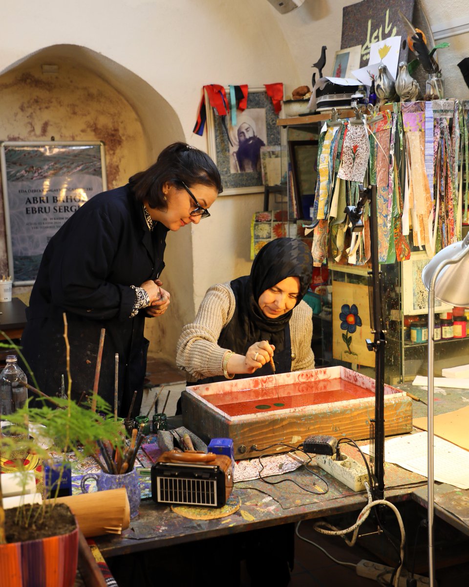 İstanbul Tasarım Merkezi’nde “Eda Özbekkangay ile Ebru Atölyesi” devam ediyor.

Atölye Günleri ve Saatleri:
Hafta içi: Perşembe, 13.00 - 16.00
Hafta sonu: Cumartesi, 13.00 - 16.00

Detaylı bilgi ve ön kayıt için: 👉 istanbultasarimmerkezi.org