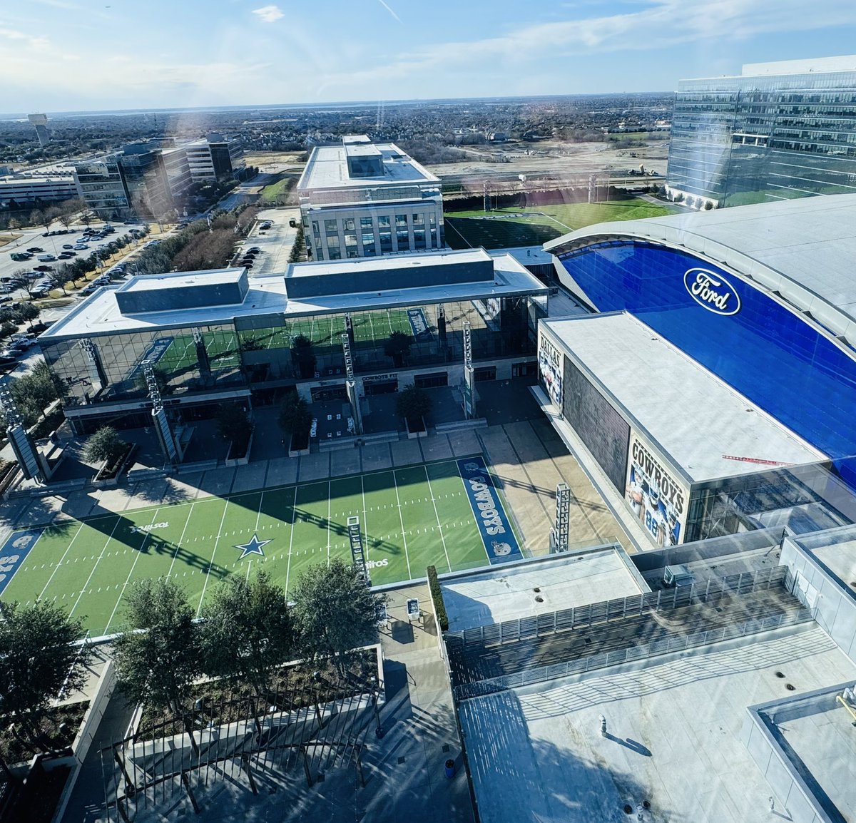 ConferenceEvent's tweet image. ARTSY site inspection.  Found a gem in the Omni on the grounds of the Ford Center.  Short of having Dallas Cowboy Cheerleaders doing cheers to greet the guests, this hotel rolled out all the nice touches from a custom beverage and snack cart welcoming us in with our company logo.