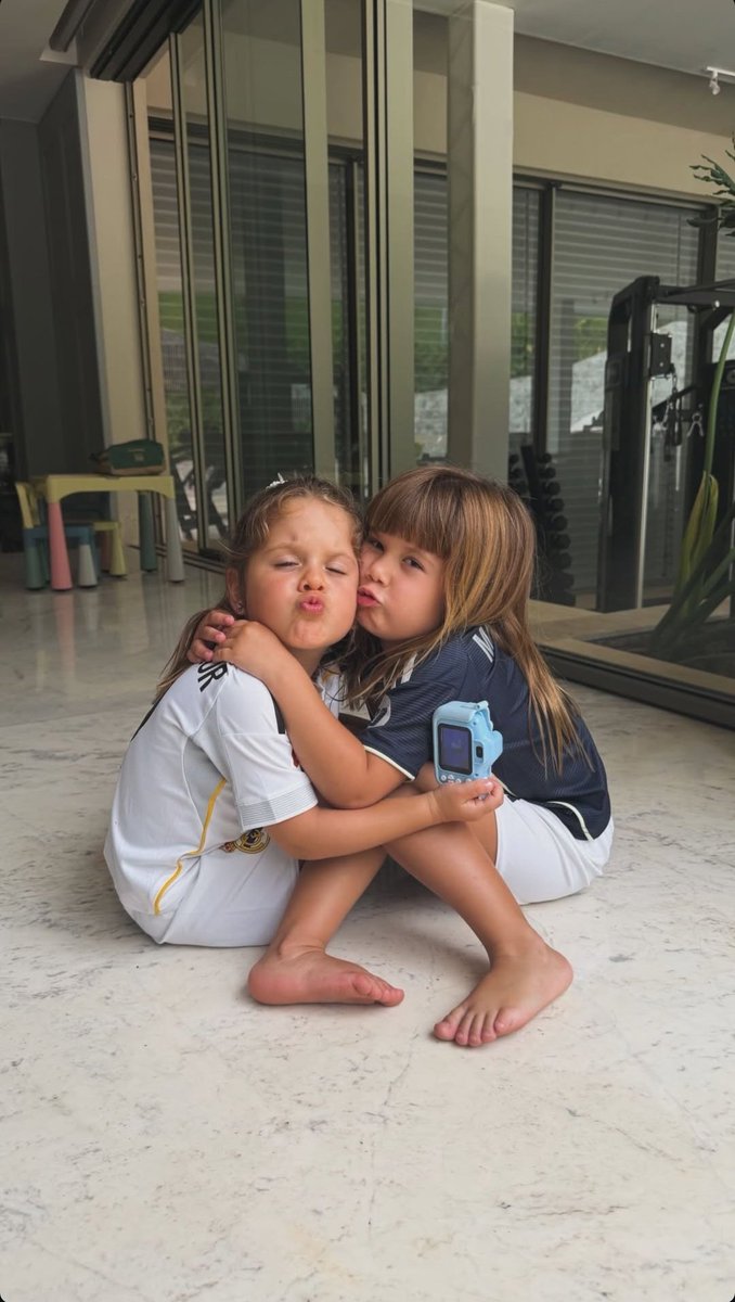 helloidols3's tweet photo. As Marias e o José Leonardo 💖💜💙 https://t.co/t4UmFCtuzc