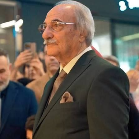 🇮🇷 Irán ha arrestado al multimillonario y propietario de los famosos cafés Saedinia, Mohammad Saedinia, por ayudar a los alborotadores.  Sus activos están completamente congelados y el dinero se utilizará para cubrir los millones en daños.