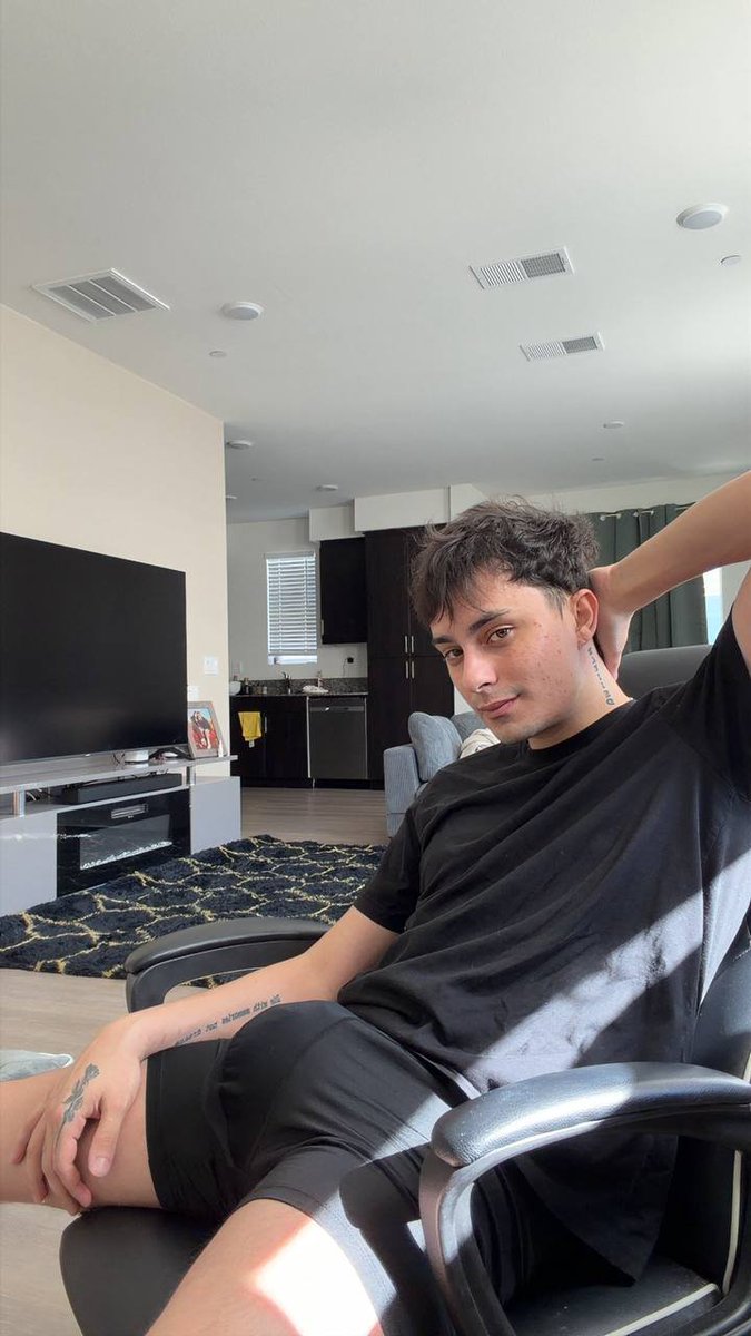 vgrimes1708's tweet image. Look in the comments and lose focus