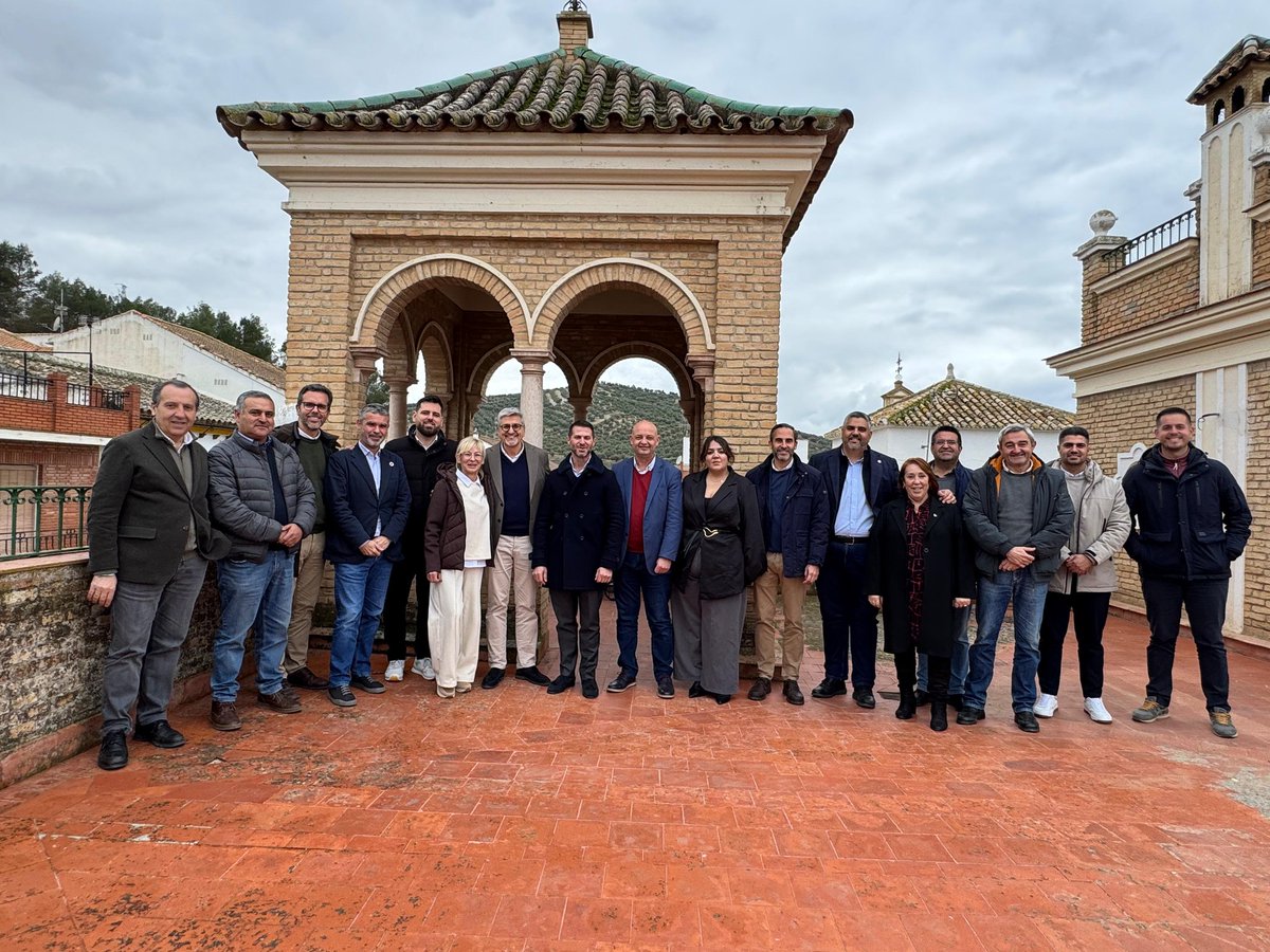 PSOEmalaga's tweet photo. 🌹 Hoy visitamos La Casona de Santa Ana en Cuevas Bajas, un ejemplo de negocio que revitaliza nuestras zonas rurales. Inversiones que generan empleo, preservan patrimonio y fortalecen comunidad. https://t.co/RcKokDwfGI