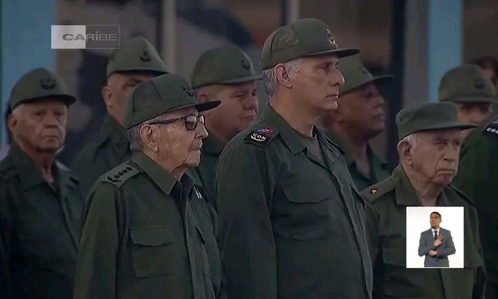 CamilaGzlez34's tweet photo. 🖤 Con la presencia del General de Ejército, Raúl Castro Ruz y el presidente de la República de Cuba, @DiazCanelB , se desarrolla en el Aeropuerto Internacional José Martí de La Habana el primer homenaje póstumo a los 32 cubanos caídos en Venezuela
#CubaHonra https://t.co/vmGMJs06Qs