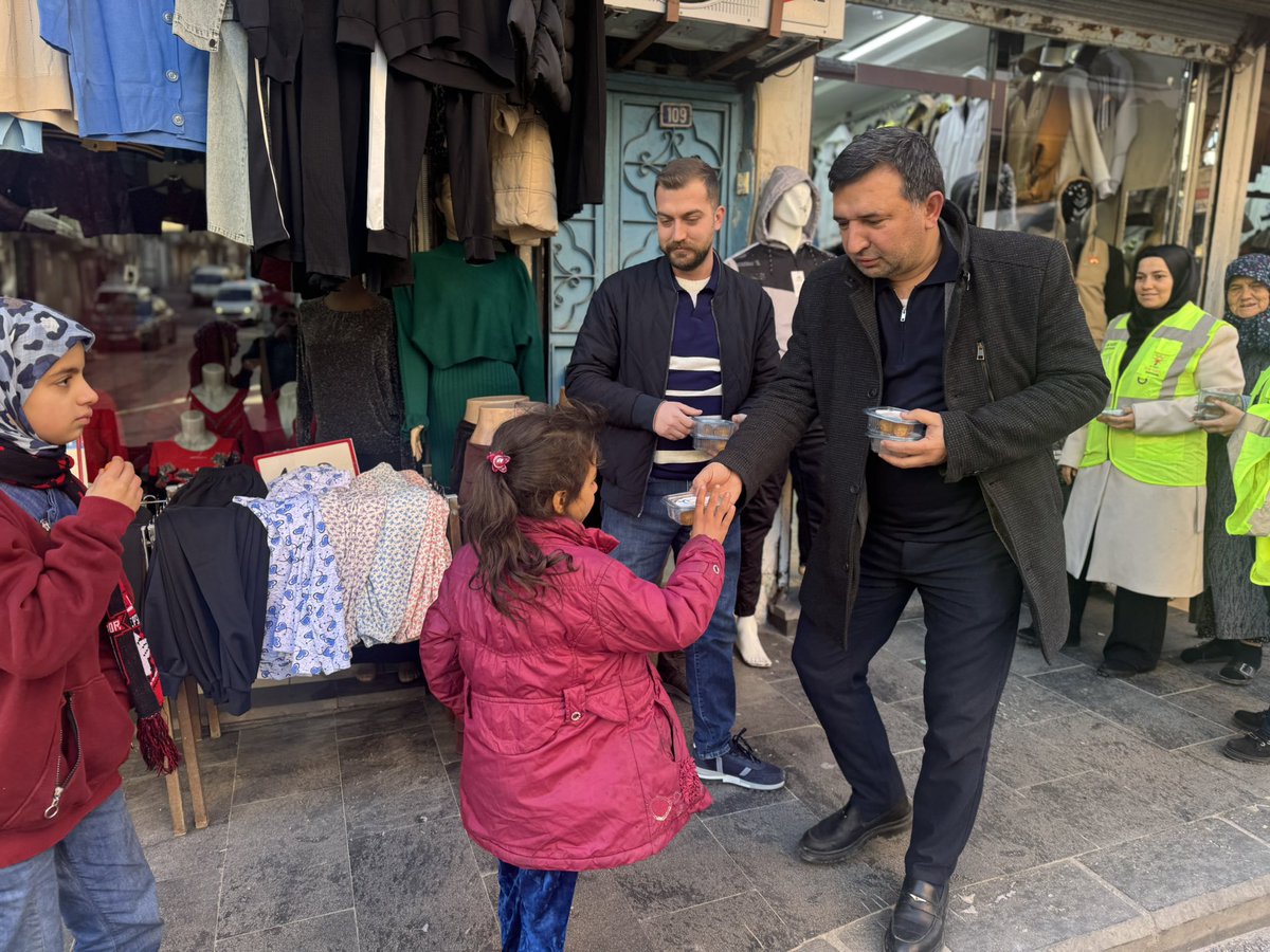 Şehitkamil Kadın Kolları ve Şehitkamil Gençlik Kolları Başkanlığımız tarafından Miraç Kandili dolayısıyla düzenlenen program kapsamında hemşehrilerimize tatlı ikramı edildi.
Düzenlenen programa İlçe Başkanımız Sn. İsmail Güler, Başkan Yardımcımız Sn. Salih Mehtap ve yönetim