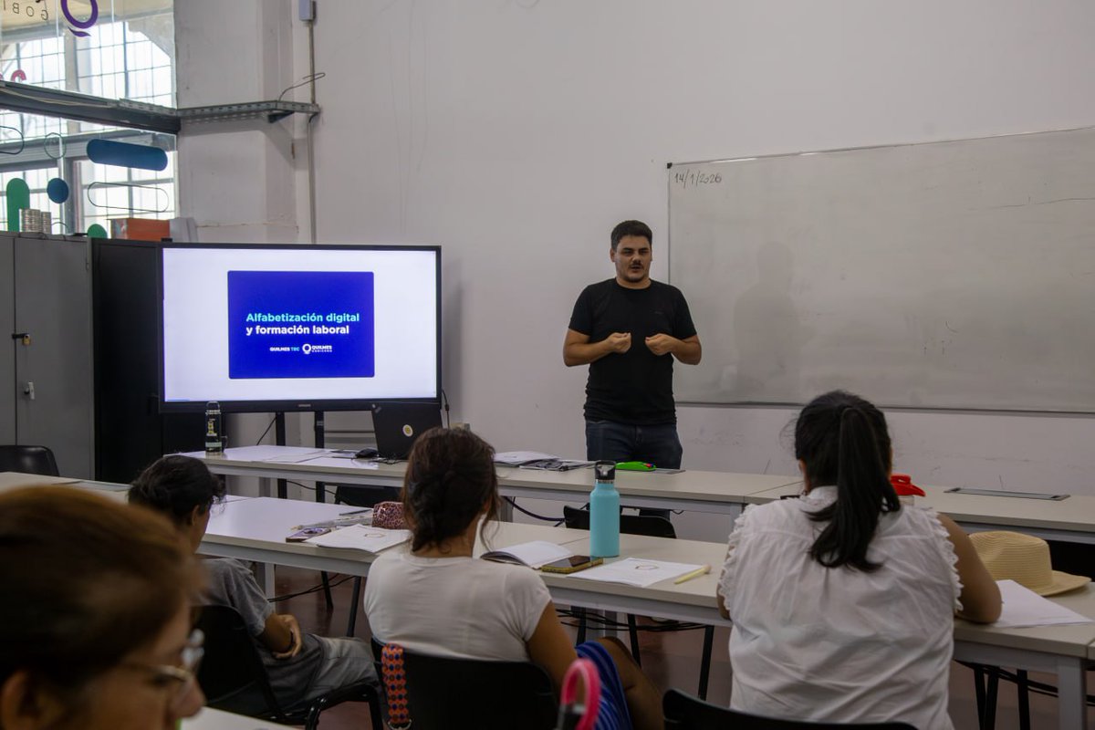 QuilmesMuni's tweet photo. Siguen los talleres en #QuilmesTEC, con propuestas abiertas a la comunidad que fortalecen la formación y el trabajo.

En el Taller de Herramientas digitales y Formación Laboral, vecinas incorporan herramientas, suman conocimientos y se preparan para ampliar sus oportunidades. https://t.co/CBgAFOoamT