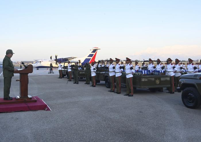 AsambleaCuba's tweet image. #Cuba🇨🇺 rinde homenaje póstumo a los 32 combatientes de nuestro país, que cumplieron digna y heroicamente con su deber y cayeron en el criminal ataque del gobierno de los EE.UU. contra Venezuela. #HonorYGloria