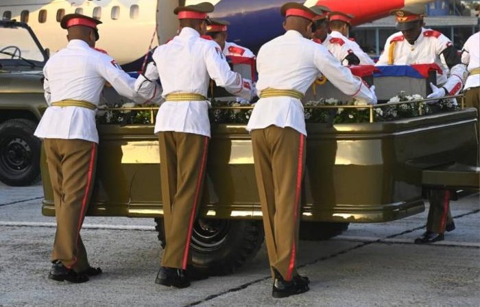 AsambleaCuba's tweet image. #Cuba🇨🇺 rinde homenaje póstumo a los 32 combatientes de nuestro país, que cumplieron digna y heroicamente con su deber y cayeron en el criminal ataque del gobierno de los EE.UU. contra Venezuela. #HonorYGloria