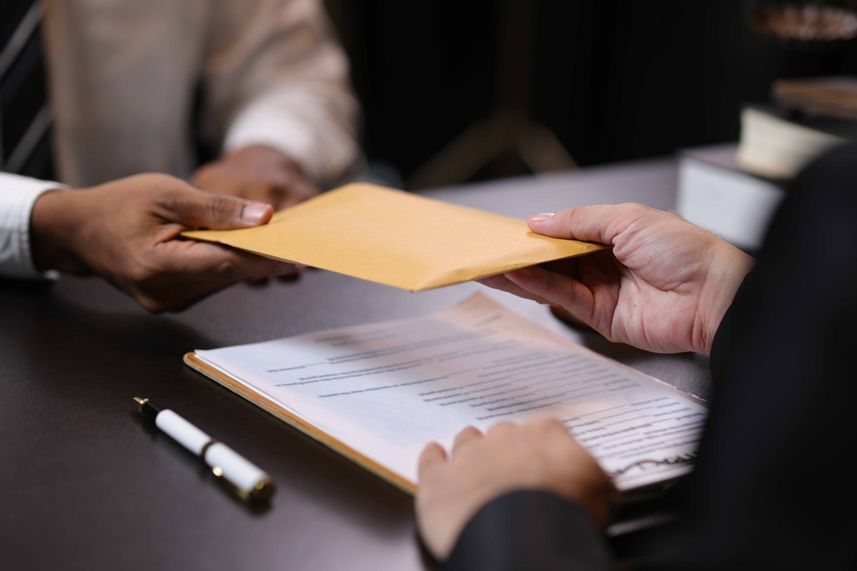 Why do lenders care about process agents? They're critical in both PE-backed or traditional deals.

🔗 Read more from Colleen A. DeVries, SVP of Corporate Services at: hubs.li/Q03-YhGp0

#ProcessAgent #PrivateEquity #PrivateCredit #CrossBorderLending #RiskManagement