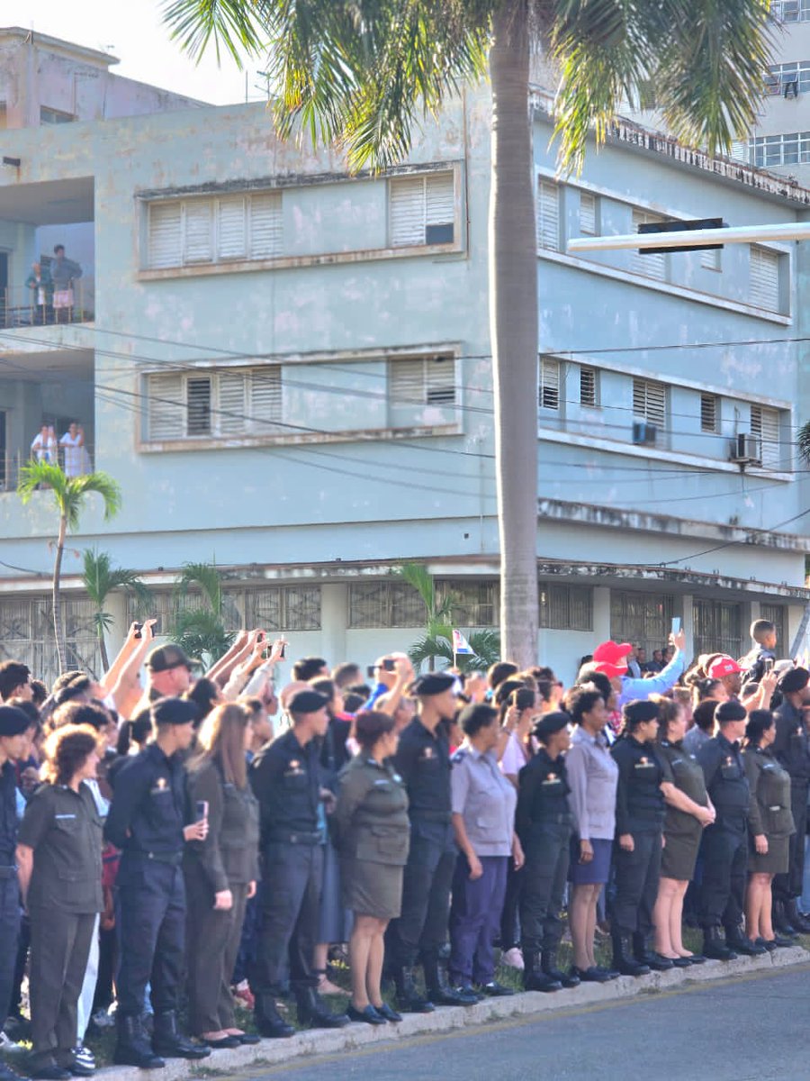 Como parte de este pueblo heroico, participé esta mañana en el recibimiento de los restos de nuestros hermanos caídos en combate en Venezuela. #HonorYGloria