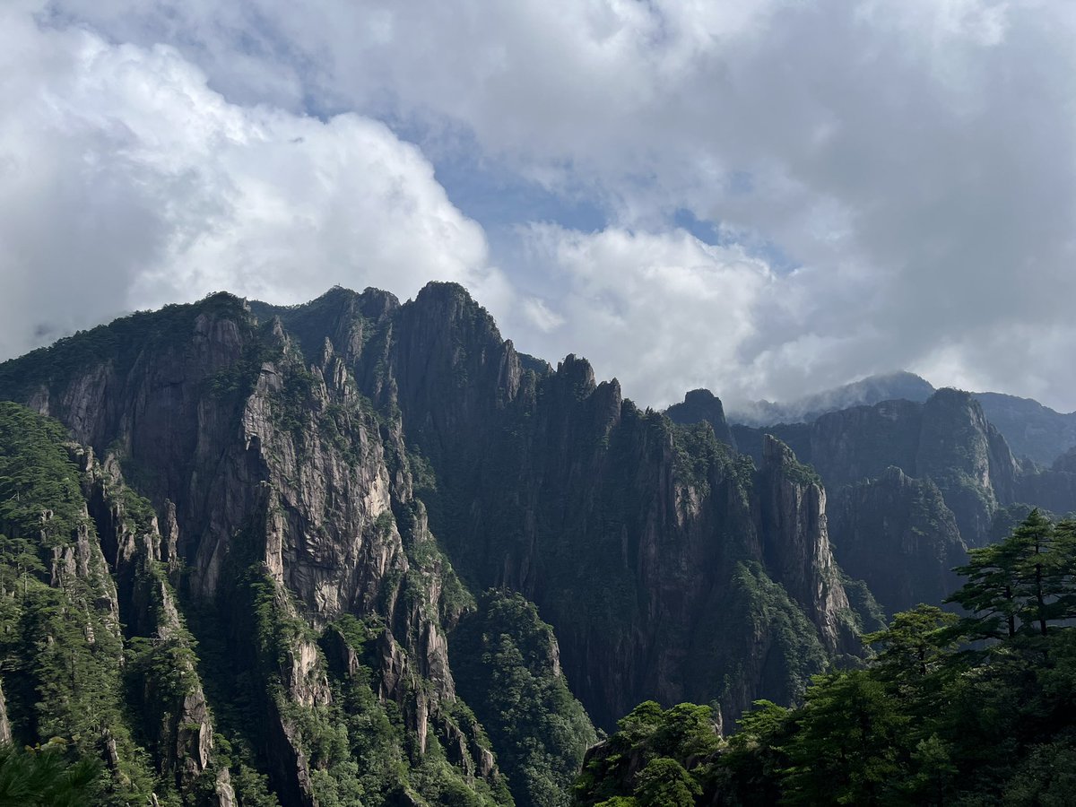 ijustpass's tweet photo. 中国.黄山  人间最美的山⛰️不过如此，云雾升腾、层峦叠嶂、郁郁青青。实属是仙境，期待下一次再见 https://t.co/NjHJdWiyxH