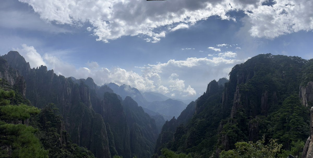 ijustpass's tweet photo. 中国.黄山  人间最美的山⛰️不过如此，云雾升腾、层峦叠嶂、郁郁青青。实属是仙境，期待下一次再见 https://t.co/NjHJdWiyxH