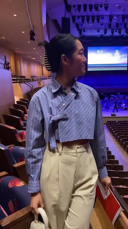 o_biennis's tweet image. I would love to see army show up in stylized hanboks. This one girl makes dress shirts into hanboks youtube.com/shorts/5zNXQC1…