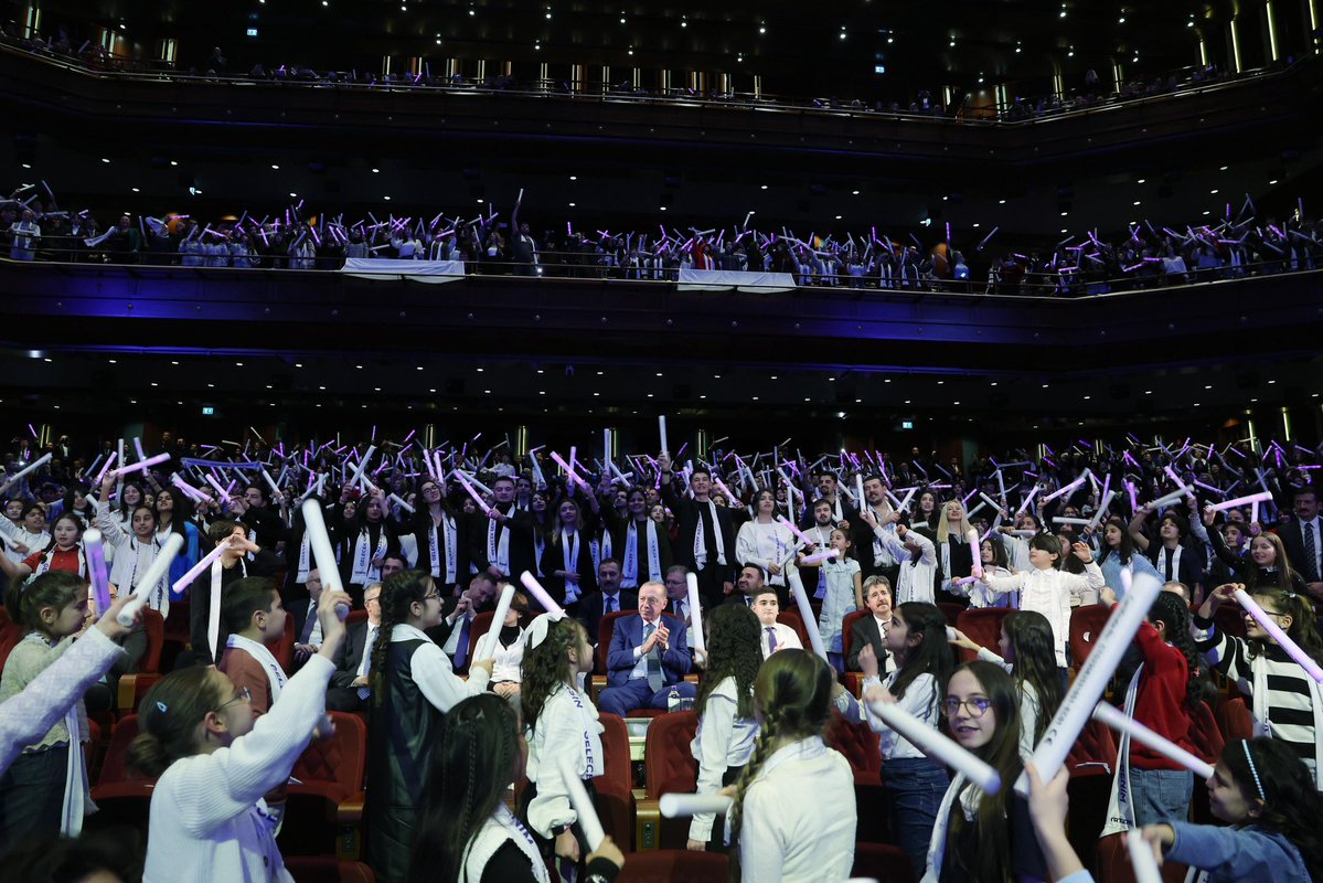 #GelecekSensin diyerek yola çıkan TRT Genç, Sayın Cumhurbaşkanımız <a href="/RTErdogan/">Recep Tayyip Erdoğan</a>’ın teşrifleriyle düzenlenen açılış etkinliğinde yayın hayatına merhaba dedi. 

Şahitlik etmekten mutluluk duyduğum bu yeni ve çok kıymetli başlangıcın, milletimiz ve gençlerimiz için hayırlara vesile